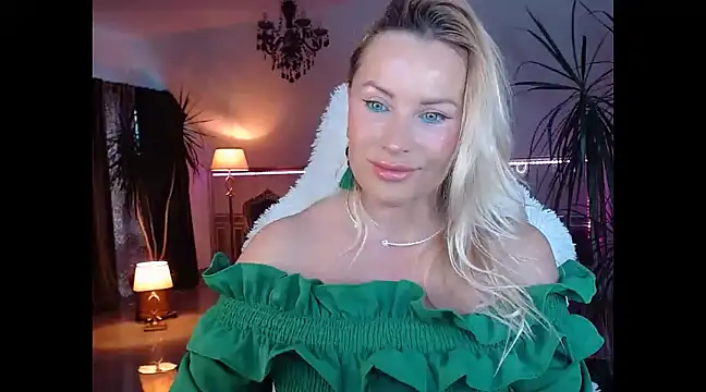 Snapshot of eyesangel22 chatting on December 15, 7:02 am eyesangel22 online show from December 15, 7:02 am