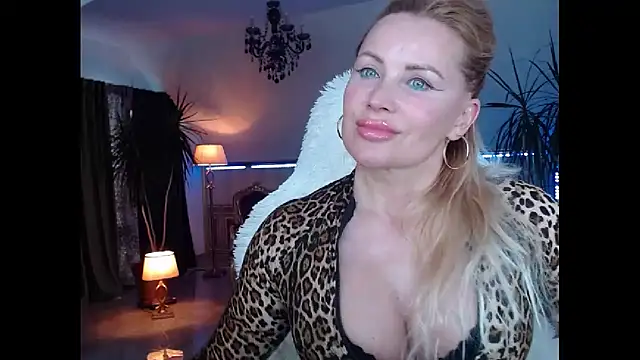 Snapshot of eyesangel22 chatting on December 27, 1:07 pm eyesangel22 online show from December 27, 1:07 pm