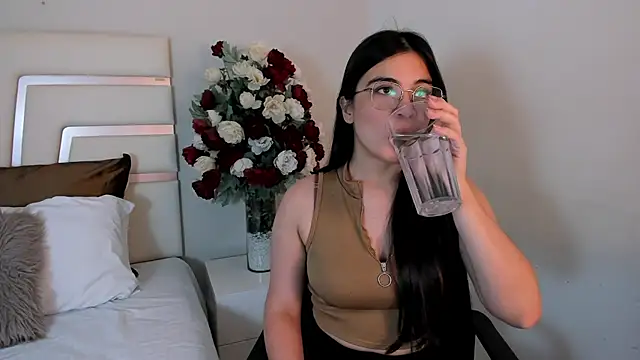 Snapshot of CamilaSofiia chatting on February 19, 7:48 pm CamilaSofiia online show from February 19, 7:48 pm