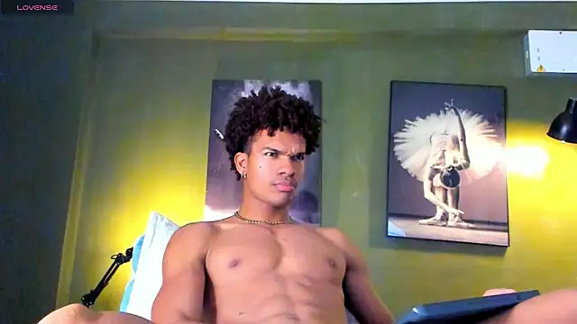 Snapshot of bigxx0 chatting on March 6, 1:37 am bigxx0 online show from March 6, 1:37 am