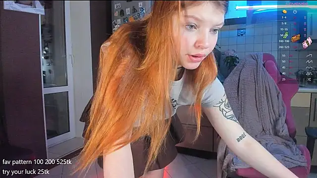 Snapshot of lil_lia chatting on December 4, 11:46 pm lil lia online show from December 4, 11:46 pm