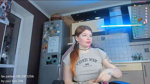 Snapshot of lil_lia chatting on December 5, 8:44 pm lil lia online show from December 5, 8:44 pm