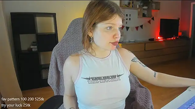 Snapshot of lil_lia chatting on December 23, 10:44 pm lil lia online show from December 23, 10:44 pm