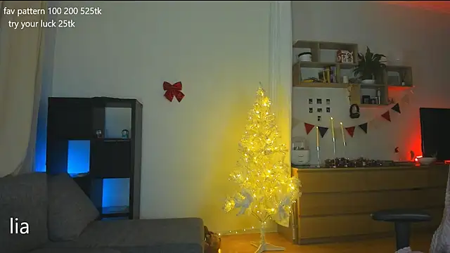 Snapshot of lil_lia chatting on January 7, 10:08 pm lil lia online show from January 7, 10:08 pm