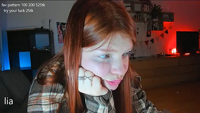 Snapshot of lil_lia chatting on February 7, 3:12 am lil lia online show from February 7, 3:12 am