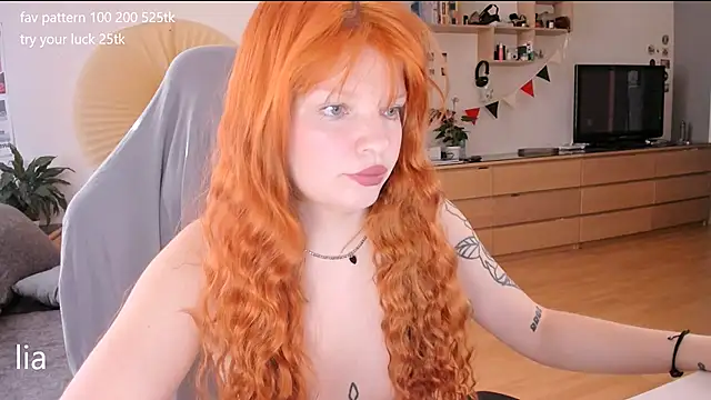 Snapshot of lil_lia chatting on October 1, 8:42 am lil lia online show from October 1, 8:42 am