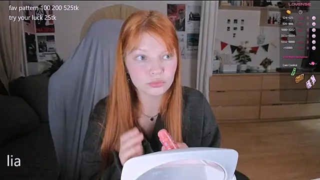 Snapshot of lil_lia chatting on October 3, 4:04 pm lil lia online show from October 3, 4:04 pm