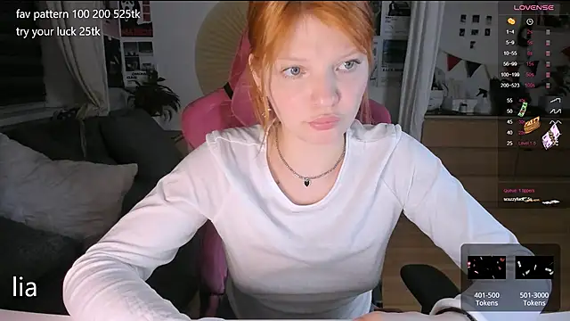 Snapshot of lil_lia chatting on October 15, 9:48 pm lil lia online show from October 15, 9:48 pm