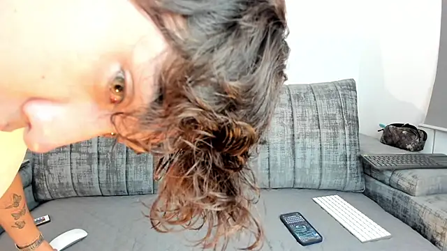 Snapshot of Adriien19 chatting on December 20, 12:29 am Adriien19 online show from December 20, 12:29 am