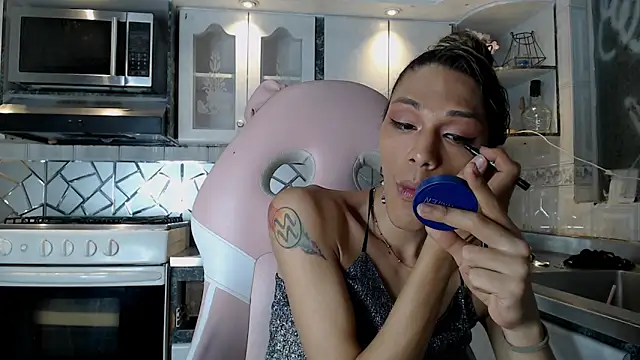 cristinaa oz online show from February 15, 7:10 pm