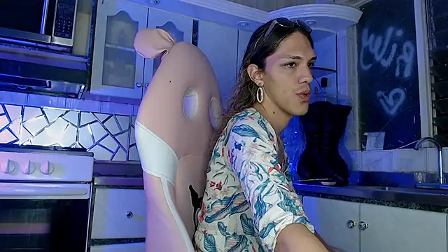 cristinaa oz online show from February 17, 8:15 pm