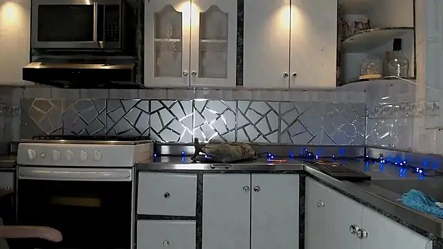 cristinaa oz online show from February 19, 7:10 pm