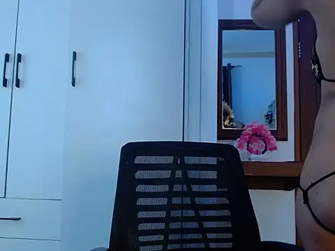 Snapshot of queencydoll chatting on February 16, 7:37 am queencydoll online show from February 16, 7:37 am