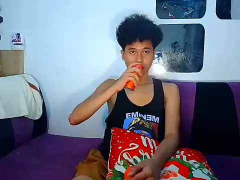 Snapshot of Asiantwink21 chatting on December 18, 1:11 am Asiantwink21 online show from December 18, 1:11 am