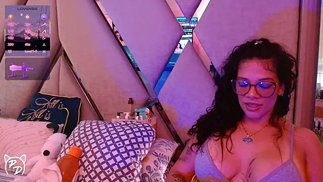 Snapshot of paula_daniela1 chatting on July 16, 9:43 pm paula daniela1 online show from July 16, 9:43 pm
