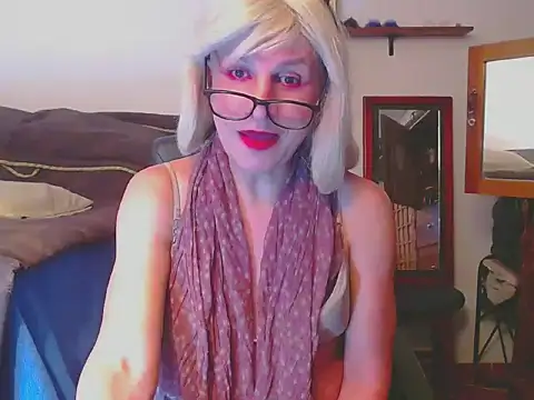Snapshot of LorenJade chatting on May 2, 9:25 am LorenJade online show from May 2, 9:25 am