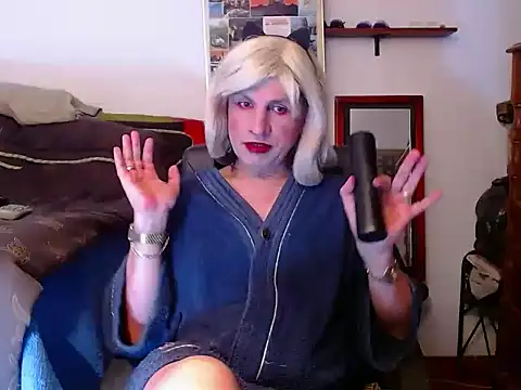 Snapshot of LorenJade chatting on May 3, 10:43 am LorenJade online show from May 3, 10:43 am