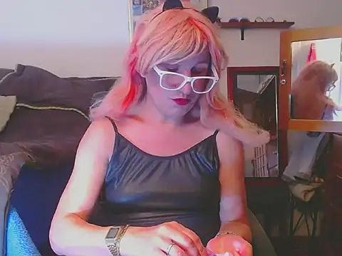 Snapshot of LorenJade chatting on May 12, 7:27 am LorenJade online show from May 12, 7:27 am