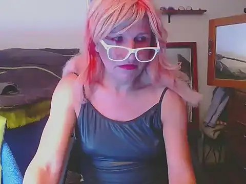 Snapshot of LorenJade chatting on May 15, 7:04 am LorenJade online show from May 15, 7:04 am