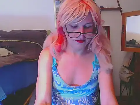 Snapshot of LorenJade chatting on May 19, 7:47 am LorenJade online show from May 19, 7:47 am