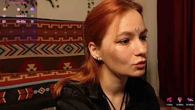 Snapshot of girl_with_snaketatto0 chatting on December 14, 1:55 am girl with snaketatto0 online show from December 14, 1:55 am