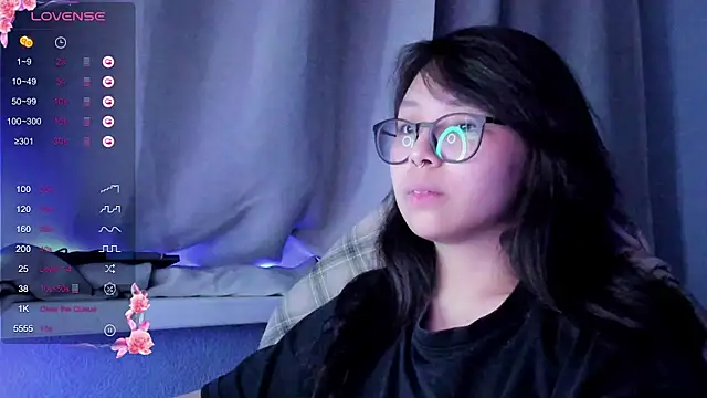 Snapshot of maydaykimmy chatting on December 11, 9:23 pm maydaykimmy online show from December 11, 9:23 pm