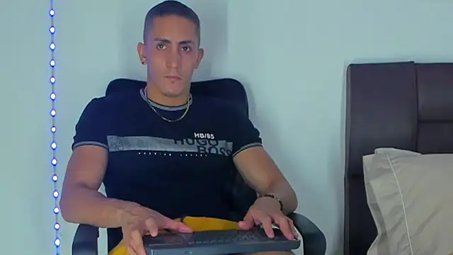 Snapshot of MikeRoss7777 chatting on December 18, 6:21 am MikeRoss7777 online show from December 18, 6:21 am