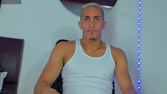 Snapshot of MikeRoss7777 chatting on February 7, 12:53 am MikeRoss7777 online show from February 7, 12:53 am