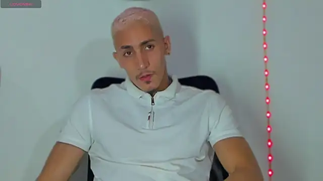 Snapshot of MikeRoss7777 chatting on February 17, 2:53 am MikeRoss7777 online show from February 17, 2:53 am