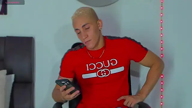 Snapshot of MikeRoss7777 chatting on February 23, 12:08 am MikeRoss7777 online show from February 23, 12:08 am