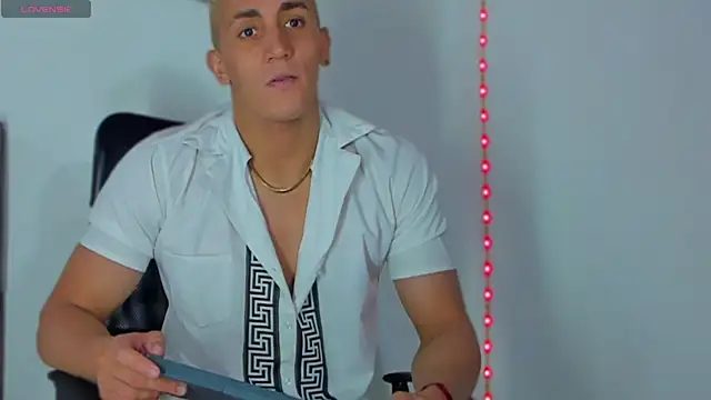 Snapshot of MikeRoss7777 chatting on February 24, 3:44 am MikeRoss7777 online show from February 24, 3:44 am