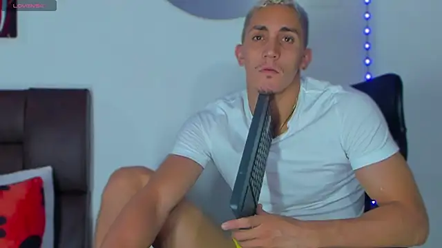 Snapshot of MikeRoss7777 chatting on March 17, 8:07 am MikeRoss7777 online show from March 17, 8:07 am