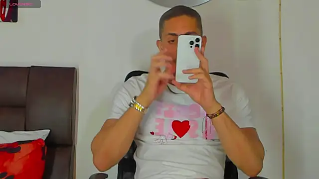 Snapshot of MikeRoss7777 chatting on October 7, 3:04 am MikeRoss7777 online show from October 7, 3:04 am