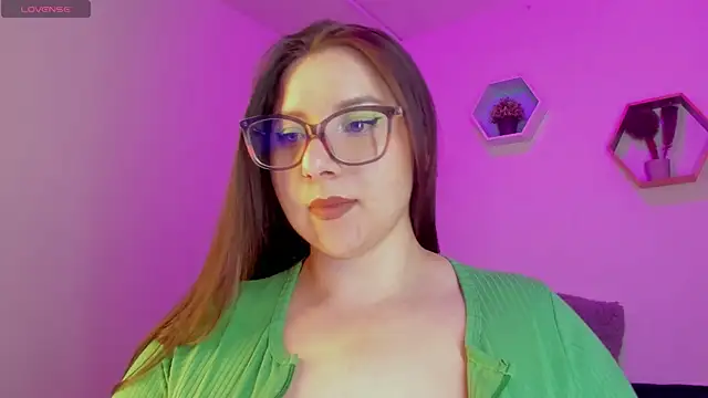 Snapshot of Roxxanne_Bail chatting on April 14, 3:34 am Roxxanne Bail online show from April 14, 3:34 am