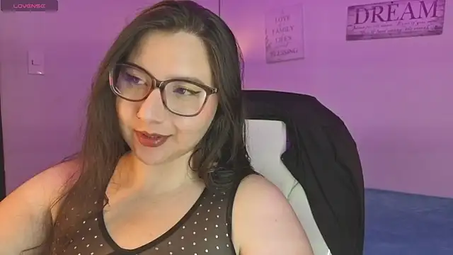 Snapshot of Roxxanne_Bail chatting on April 15, 4:30 am Roxxanne Bail online show from April 15, 4:30 am