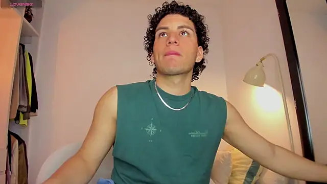 Snapshot of Curlblue chatting on December 2, 9:32 pm Curlblue online show from December 2, 9:32 pm