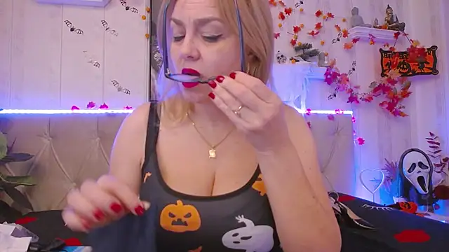 Snapshot of LadyJeen chatting on November 1, 6:10 pm LadyJeen online show from November 1, 6:10 pm