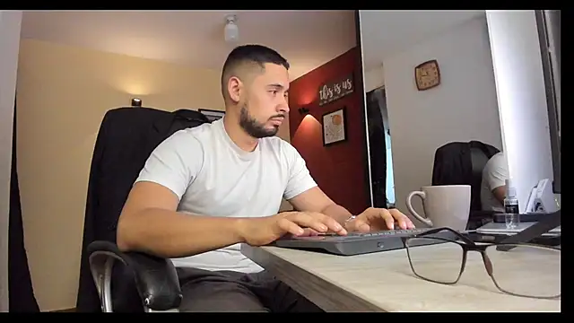 Snapshot of thesexlawyer1 chatting on December 14, 3:34 am thesexlawyer1 online show from December 14, 3:34 am