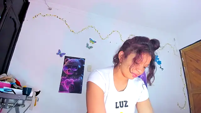 Snapshot of Emily_Coper18 chatting on February 20, 8:25 pm Emily Coper18 online show from February 20, 8:25 pm