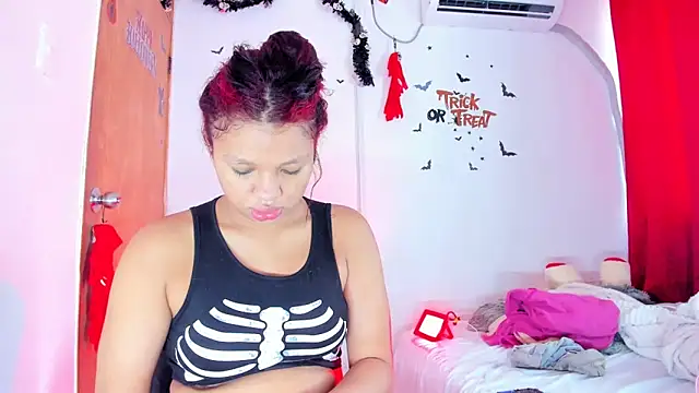 Snapshot of Emily_Coper18 chatting on October 10, 1:21 pm Emily Coper18 online show from October 10, 1:21 pm