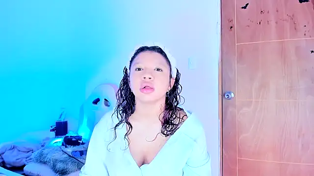 Emily Coper18 online show from May 17, 2:24 pm
