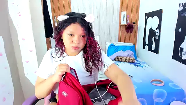 Snapshot of Emily_Coper18 chatting on July 17, 2:02 pm Emily Coper18 online show from July 17, 2:02 pm