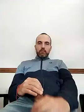 Snapshot of leon3875 chatting on December 18, 3:33 pm leon3875 online show from December 18, 3:33 pm