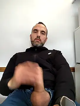 Snapshot of leon3875 chatting on December 3, 3:32 pm leon3875 online show from December 3, 3:32 pm