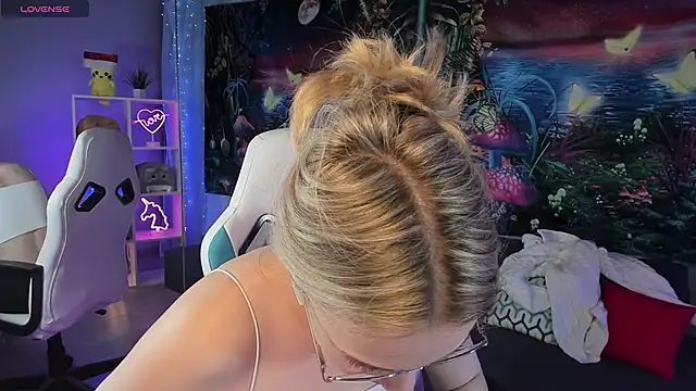 TiffanyBatson online show from March 12, 7:24 am