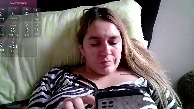 Snapshot of Izury_Blondee chatting on February 12, 7:02 pm Izury Blondee online show from February 12, 7:02 pm