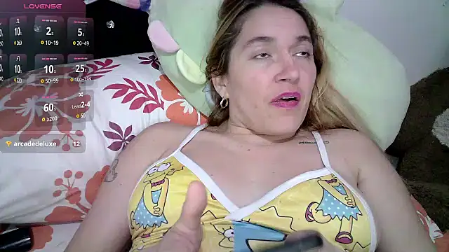 Snapshot of Izury_Blondee chatting on February 16, 4:53 am Izury Blondee online show from February 16, 4:53 am