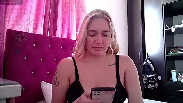 Snapshot of Izury_Blondee chatting on October 22, 8:08 pm Izury Blondee online show from October 22, 8:08 pm