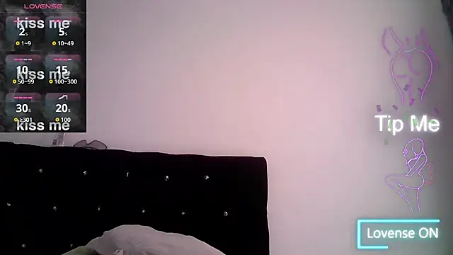 Snapshot of Izury_Blondee chatting on November 6, 7:04 pm Izury Blondee online show from November 6, 7:04 pm