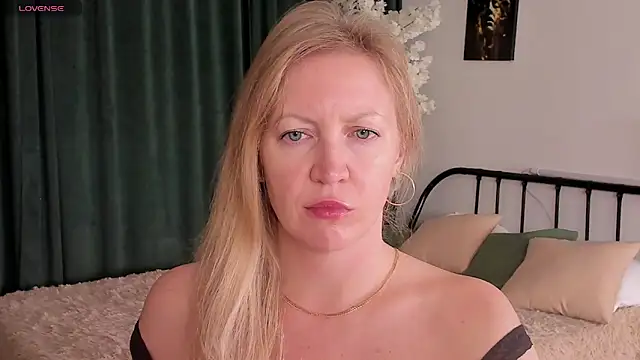 Snapshot of sugamomy chatting on October 11, 12:10 am sugamomy online show from October 11, 12:10 am